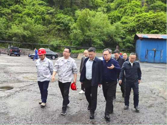 平山区委副书记、区长郭鑫推进本溪鑫钰冶金炉料有限公司超低排放改造工作